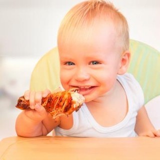 Niño comiendo carne, dieta saludable infancia, carne recomendada niños - Productos Cárnicos Manuel Antón
